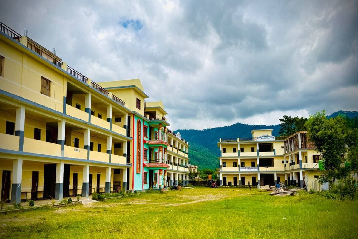 सरस्वती माध्यमिक विद्यालयको बारेमा सरस्वती माध्यमिक विद्यालय डकाहा, सिन्धुलीको भवन - गुणस्तरीय शिक्षाको केन्द्र